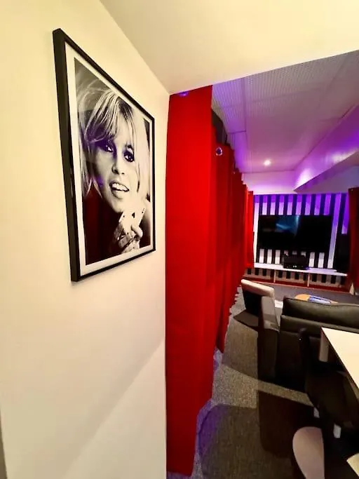 Experience Cinema Immersif Dans Appartement Renove Pres De Montmartre Paris