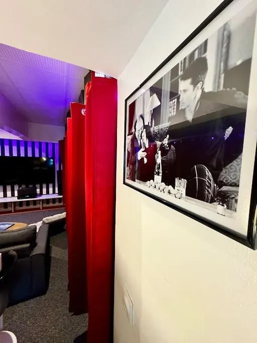 Experience Cinema Immersif Dans Appartement Renove Pres De Montmartre Paris